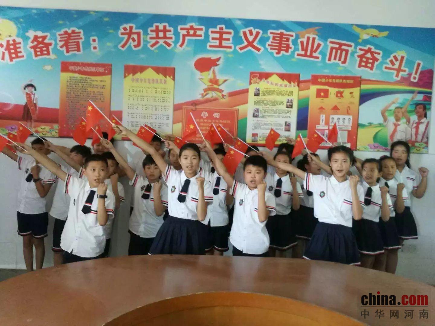 热巴这是偷穿了杨幂的高跟鞋？穿高跟鞋上楼梯，却意外显腿长1米1